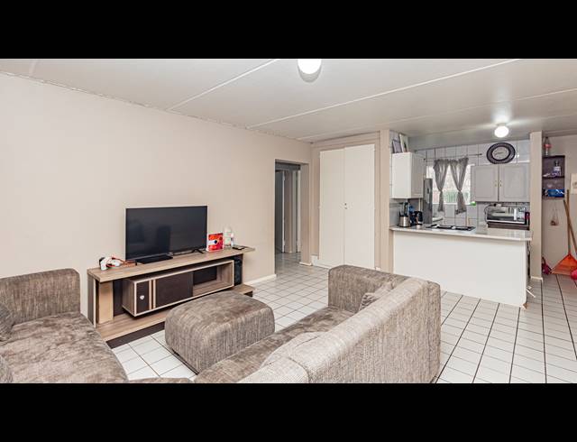 2 BEDROOM APARTMENT TO LET IN WELTEVREDEN PARK